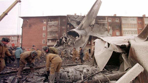 Солдаты разбирают завалы на месте крушения самолета Ан-124 Руслан в Иркутске. 7 декабря 1997