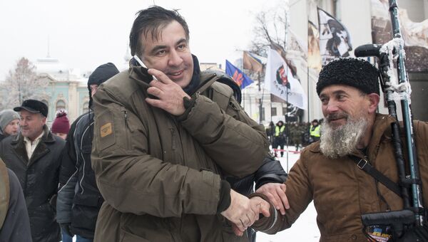 Михаил Саакашвили со своими сторонниками у здания Верховной Рады в Киеве. Архивное фото