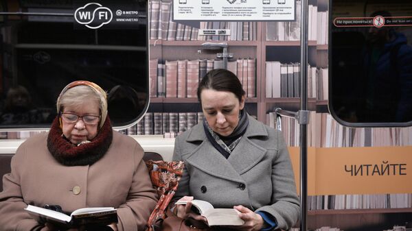 Пассажиры в поезде Читающая Москва