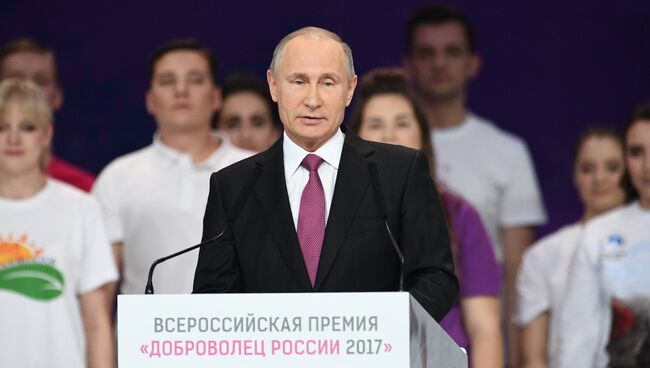 Президент РФ Владимир Путин выступает на церемонии вручения премии Доброволец России - 2017 во дворце спорта Мегаспорт в Москве. 6 декабря 2017