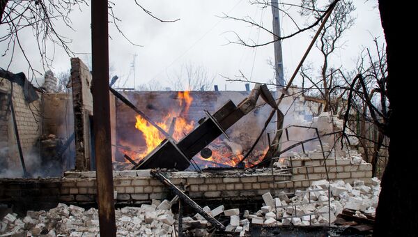 Разрушенный в результате обстрела дом в пригороде Луганска