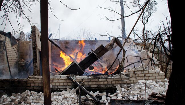 Разрушенный в результате обстрела дом в пригороде Луганска. 6 декабря 2017