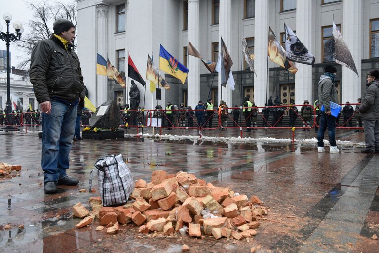 Сторонники Михаила Саакашвили у здания Верховной Рады Украины в Киеве. 6 декабря 2017