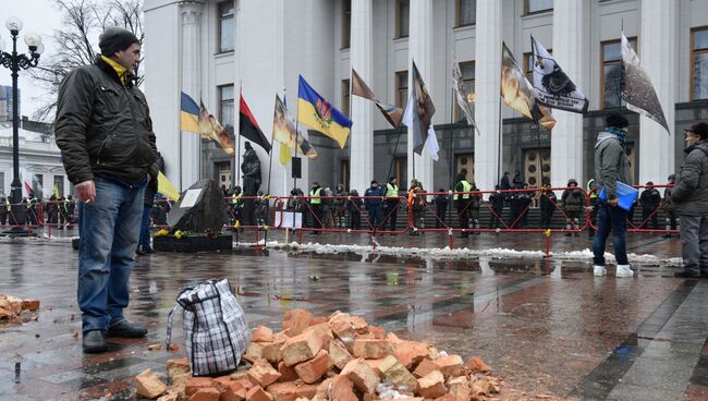 Сторонники Михаила Саакашвили у здания Верховной Рады Украины в Киеве. 6 декабря 2017