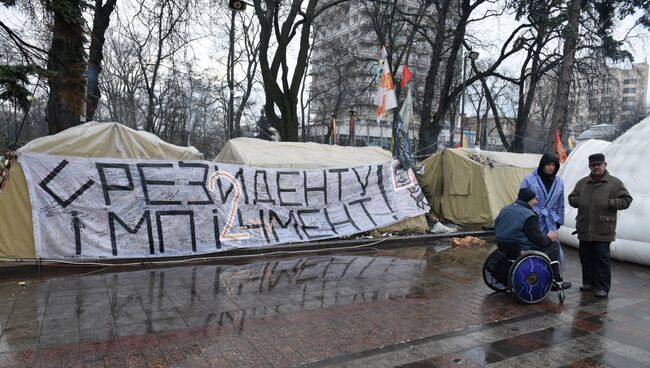 Сторонники Михаила Саакашвили у здания Верховной Рады Украины в Киеве. 6 декабря 2017