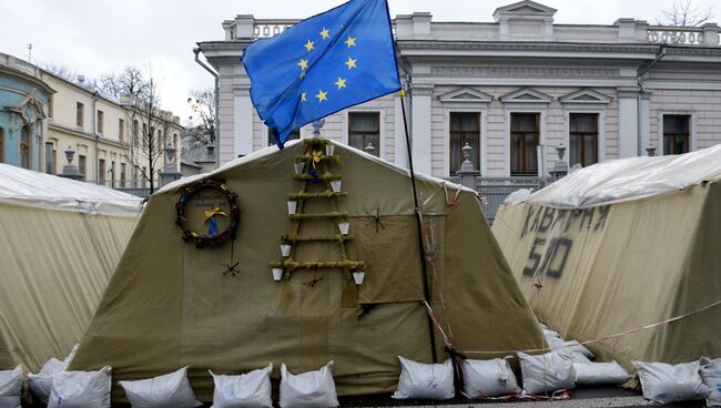 Палаточный городок сторонников Михаила Саакашвили у здания Верховной Рады Украины. Архивное фото