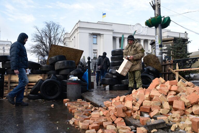 Сторонники Михаила Саакашвили у здания Верховной Рады Украины в Киеве. 6 декабря 2017