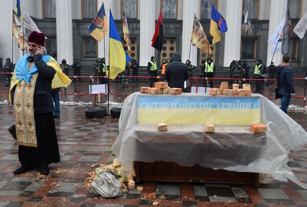 Сторонники Михаила Саакашвили у здания Верховной Рады Украины в Киеве. 6 декабря 2017
