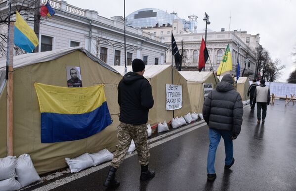 Сторонники Михаила Саакашвили в палаточном городке у здания Верховной Рады Украины