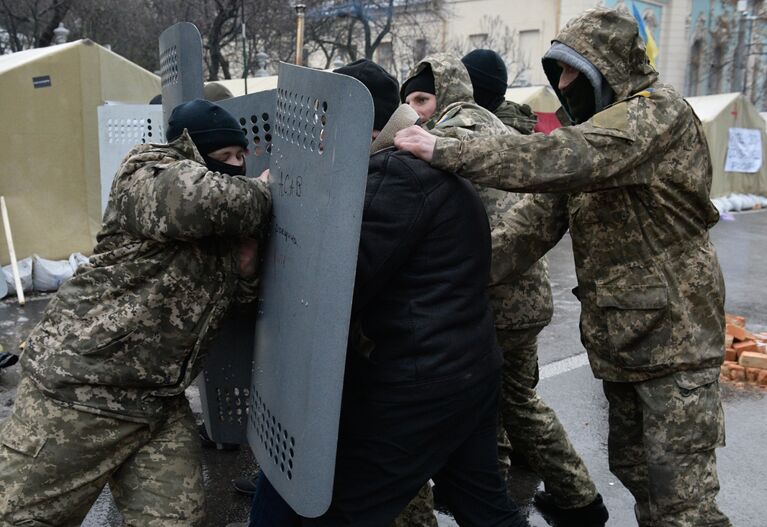 Сторонники Михаила Саакашвили в палаточном городке у здания Верховной Рады Украины