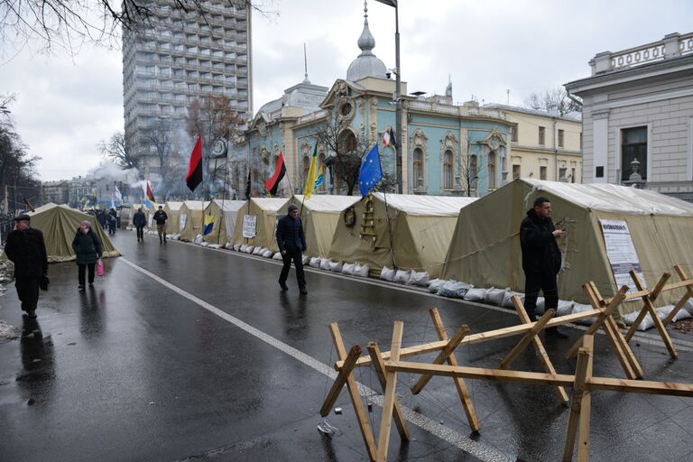 Сторонники экс-президента Грузии, бывшего губернатора Одесской области Михаила Саакашвили в палаточном городке у здания Верховной Рады Украины в Киеве