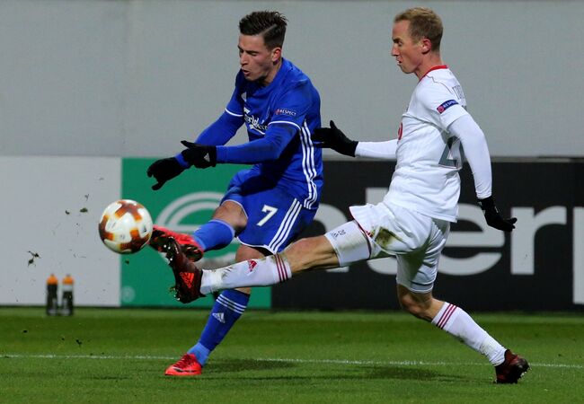 Полузащитник Копенгагена Беньямин Вербич (слева) и хавбек Локомотива Владислав Игнатьев Полузащитник Копенгагена Беньямин Вербич (слева) и хавбек Локомотива Владислав Игнатьев