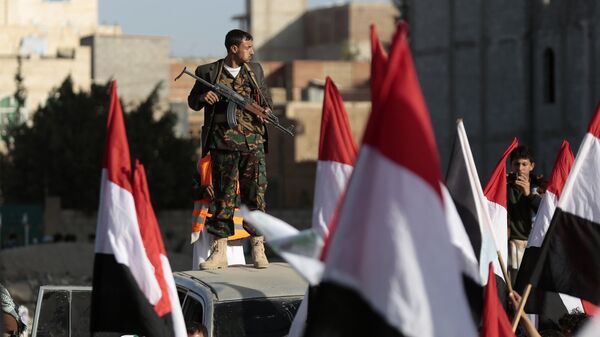 Повстанцы-хуситы на улице Саны отмечают убийство президента Йемена Али Абдалла Салеха. 5 декабря 2017