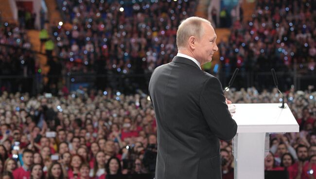 Президент РФ Владимир Путин на церемонии вручения премии Доброволец России - 2017 в Москве. 6 декабря 2017