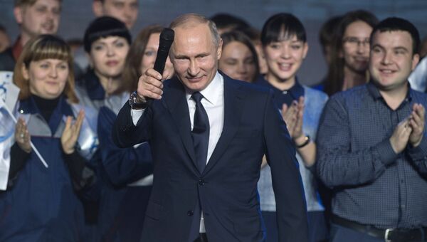 Президент РФ Владимир Путин во время встречи с работниками Горьковского автомобильного завода в Нижнем Новгороде. 6 декабря 2017