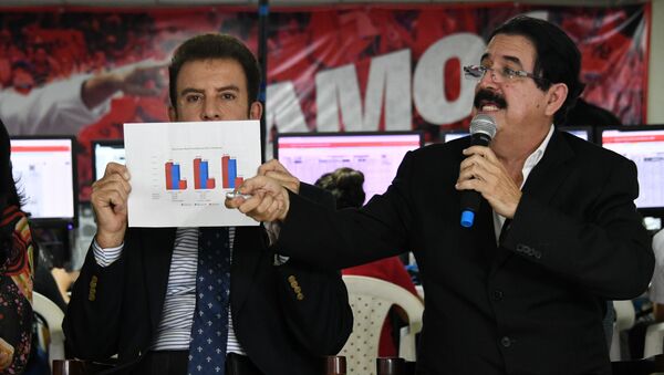 Кандидат от оппозиции на выборах президента Гондураса Сальвадор Насралла и бывший президент Гондураса Мануэль Селайя на пресс-конференции. 5 декабря 2017
