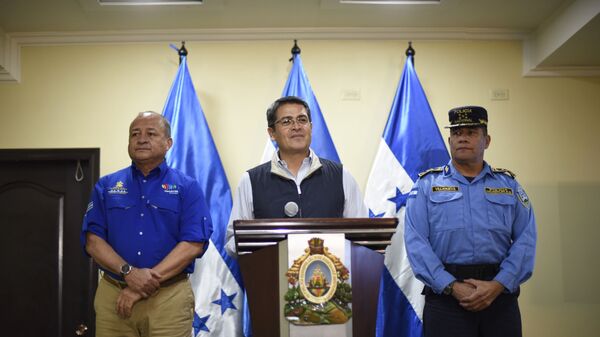 Президент Гондураса Хуан Орландо Эрнандес  на пресс-конференции с главой госбезопасности и директором национальной полиции. 5 декабря 2017