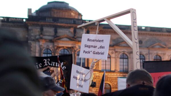 Активисты движения PEGIDA проводят акцию протеста в Дрездене. Архивное фото