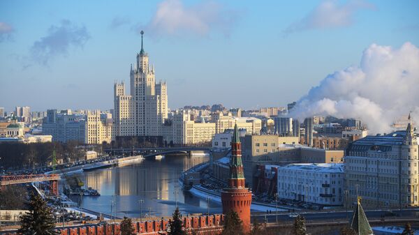Стена и Беклемишевская башня Московского Кремля, Москва-река и высотное здание на Котельнической набережной. Архивное фото