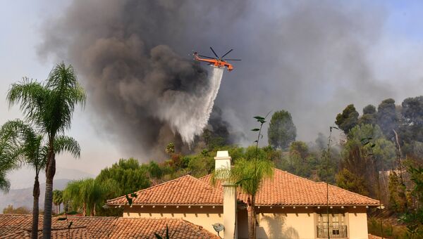 Тушение лесного пожара в Лос-Анджелесе, штат Калифорния. 6 декабря 2017