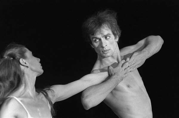 Рудольф Нуреев и Гилен Тесмар в балете Послеполуденный отдых фавна в Ле-Бурже