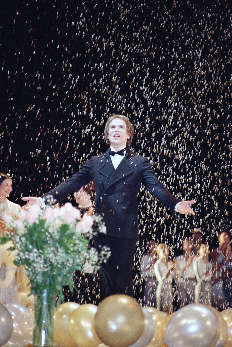 Рудольф Нуреев на торжественном вечере в честь его 50-летия в Линкольн-центре в Нью-Йорке Рудольф Нуреев на торжественном вечере в честь его 50-летия в Линкольн-центре в Нью-Йорке