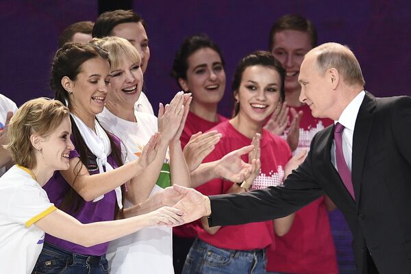 Президент РФ Владимир Путин на церемонии вручения премии Доброволец России - 2017 Президент РФ Владимир Путин на церемонии вручения премии Доброволец России - 2017
