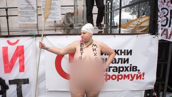 Активистка Femen во время акции у здания Верховной рады Украины в Киеве