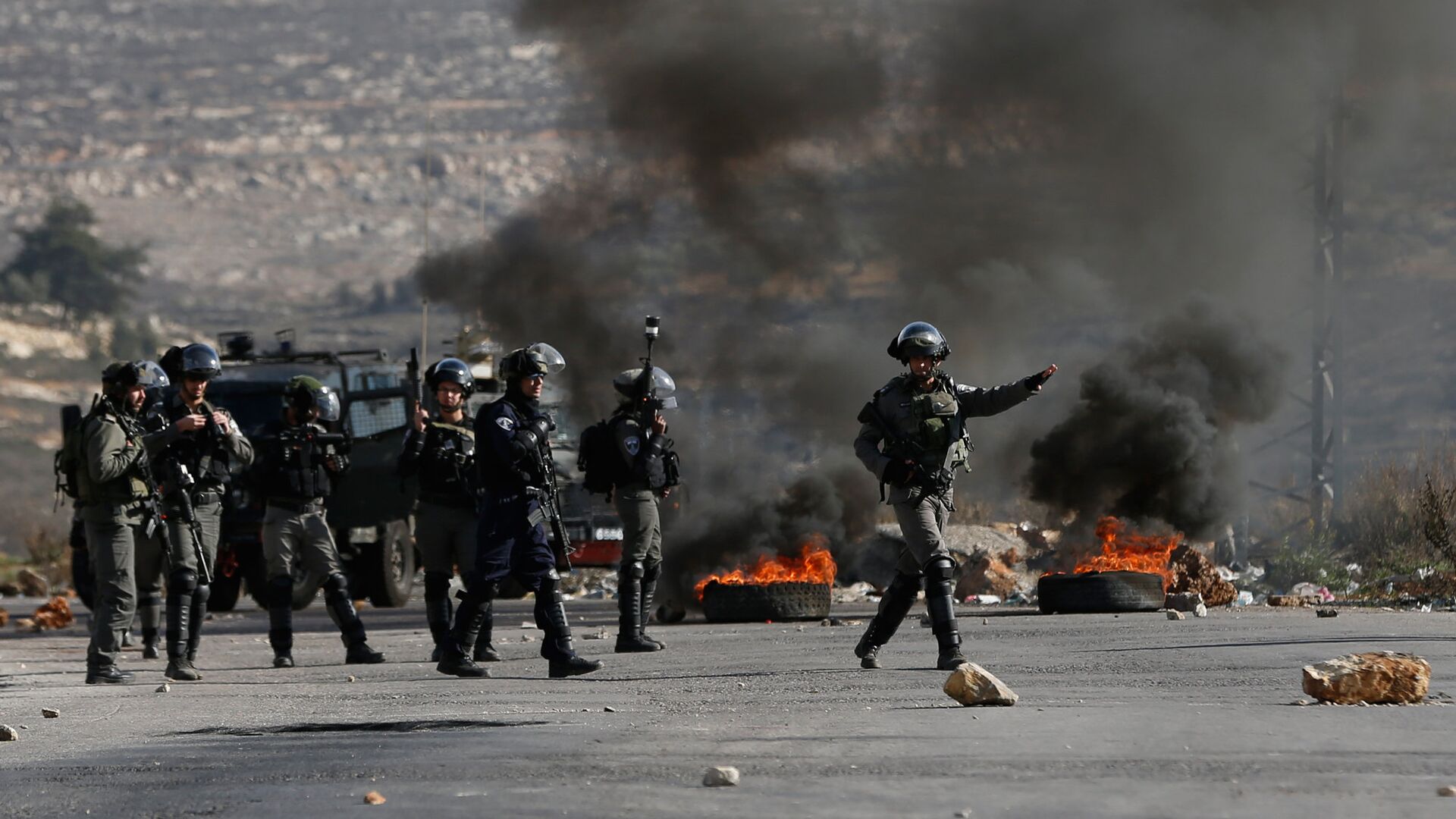 Израильские военные во время столкновений с палестинскими протестующими в районе городе Рамалла на Западном берегу. 7 декабря 2017 - РИА Новости, 1920, 11.05.2021
