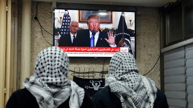 Трансляция выступления президента США Дональда Трампа о признании Иерусалима столицей Израиля в кафе. 6 декабря 2017