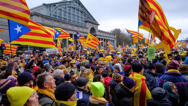 Участники демонстрации каталонцев в поддержку бывшего председателя правительства Каталонии Карлеса Пучдемона в Брюсселе. 7 декабря 2017