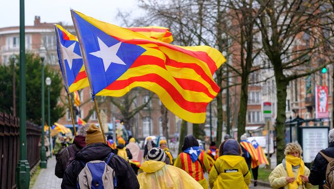 Участники демонстрации каталонцев в поддержку бывшего председателя правительства Каталонии Карлеса Пучдемона в Брюсселе. 7 декабря 2017