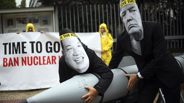 Активисты ICAN выступают против ядерного конфликта между США и Северной Кореей. Берлин, Германия 
