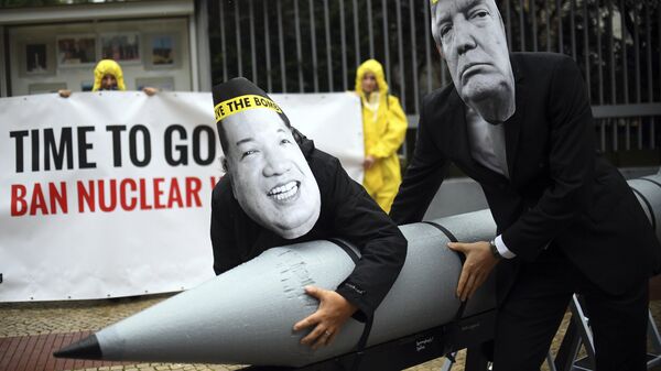 Активисты ICAN выступают против ядерного конфликта между США и Северной Кореей. Берлин, Германия 