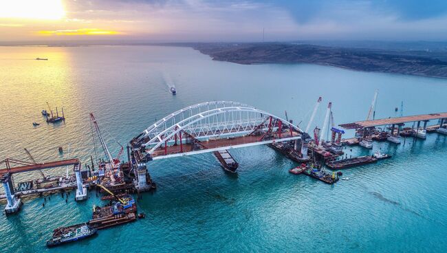 Арки автомобильного и железнодорожного пролетов строящегося Крымского моста над центральным фарватером в Керченском проливе. Архивное фото