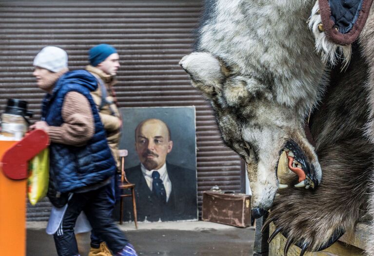 Волчья шкура на фоне портрета Владимира Ленина на Измайловском вернисаже в Москве