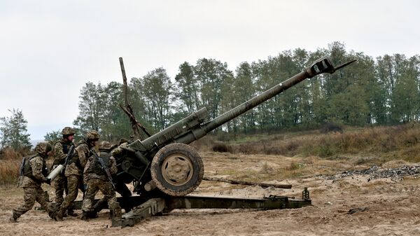 Украинские артиллеристы во время учений на стрельбище
