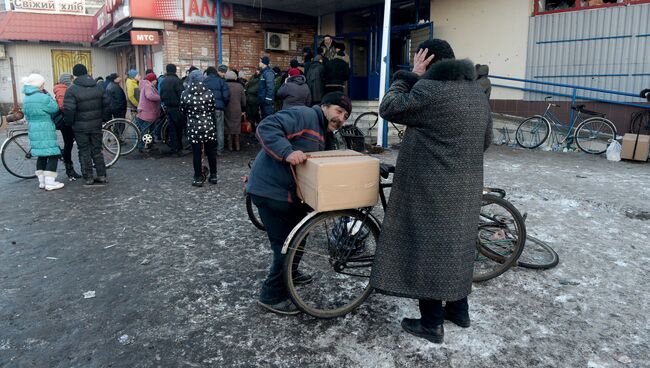 Раздача гуманитарной помощи в Дебальцево. Архивное фото