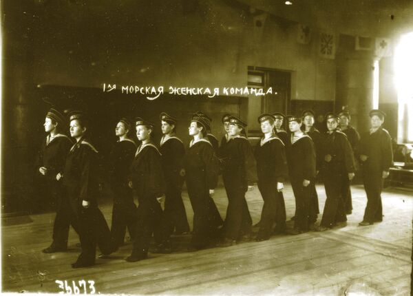 Строевые занятия Морской женской команды. Фотография Якова Штейнберга, 1917 г.