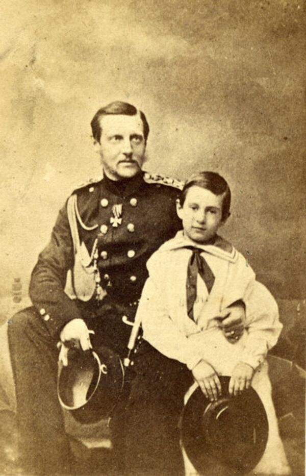 Великий князь Константин Николаевич с сыном Николаем. Конец 1850-х — начало 1860-х гг.