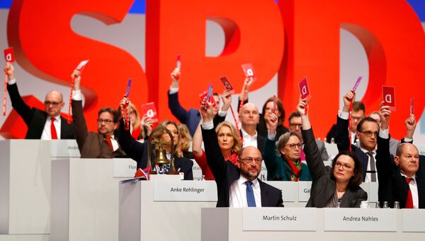 Члены СДПГ во время голосования на съезде партии в Берлине. 7 декабря 2017