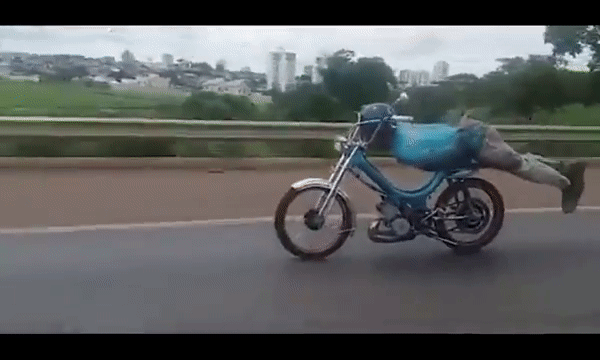 В Бразилии арестовали мотоциклиста, который ездил, как Супермен