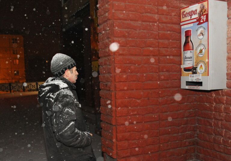 Мужчина у автомата по продаже спиртосодержащего средства с боярышником в Иркутске