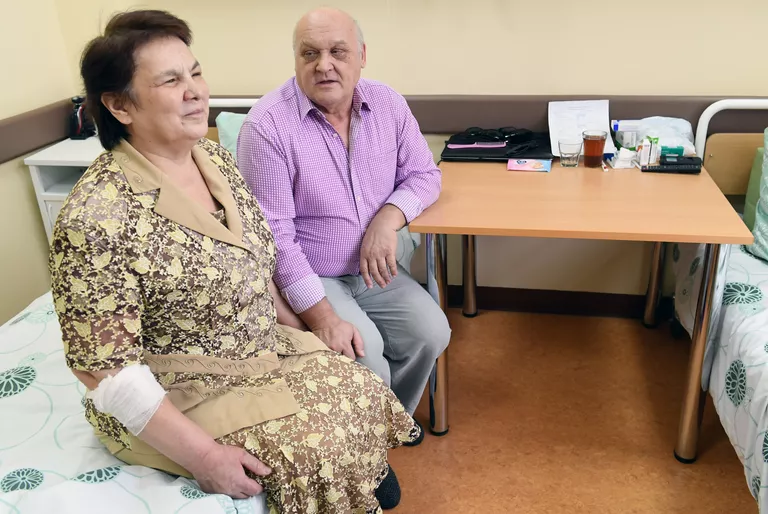 Пациент Научно-клинического центра отоларингологии Антонина с мужем Юрием после операции по установке ретинального импланта (протез сетчатки) Пациент Научно-клинического центра отоларингологии Антонина с мужем Юрием после операции по установке ретинального импланта (протез сетчатки)