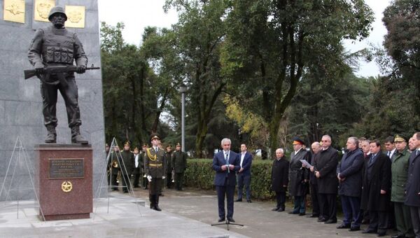 Президент Республики Абхазия Рауль Хаджимба выступил с речью на открытии памятника российским миротворцам, погибшим во время грузино-абхазского конфликта. 8 декабря 2017