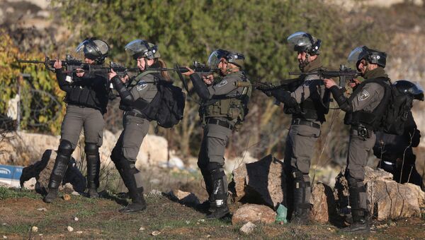 Сотрудники правоохранительных органов в ходе столкновений вблизи Иерусалима с протестующими. Архивное фото