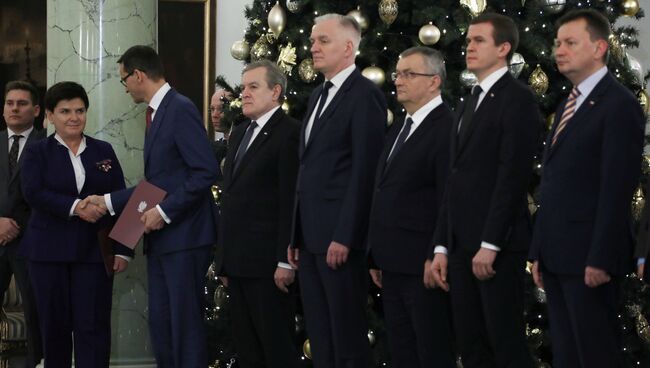 Беата Шидло пожимает руку новоназначенному премьер-министру Польши Матеушу Моравецкому в Варшаве, Польша. 8 декабря 2017