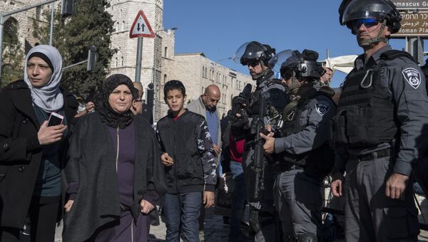 Участники протестов и сотрудники правоохранительных органов в ходе столкновений в Иерусалиме. 8 декабря 2017