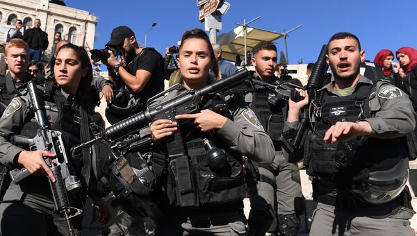 Сотрудники правоохранительных органов в ходе столкновений с участниками протестов в Иерусалиме. 8 декабря 2017