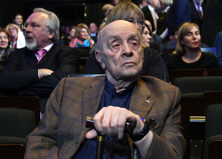 Леонид Броневой на юбилейном вечере, посвященном 90-летию Московского государственного театра Ленком. Леонид Броневой на юбилейном вечере, посвященном 90-летию Московского государственного театра Ленком.